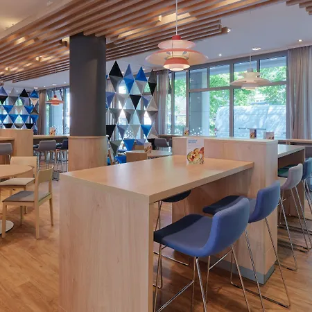 Express Centre By Ihg Hotel 3*